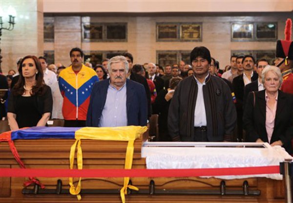 Por lo menos 33 jefes de Estado y de Gobierno de África, Asia, América Latina asisten el día de hoy a los funerales de Hugo Chávez.En la foto: la presidenta de Argentina, Cristina Fernández; el presidente de Uruguay José Mujica y el presidente Evo Morales, de Bolivia, ante el ataúd del bolivariano.Fuente: Animal Político