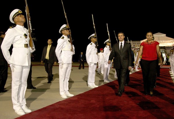 El presidente Enrique Peña Nieto, recibido con honores de Estado, en su arribo a Caracas para asistir a el funeral de Hugo Chávez.