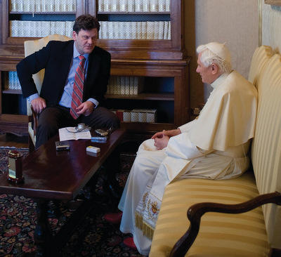 "Concretamente en mi actual trabajo, mis fuerzas suelen estar muy por debajo de mis necesidades. A medida que nos vamos haciendo mayores nos damos más cuenta de que flaquean nuestras fuerzas, que ya no son suficientes para todo lo que quisiéramos hacer. Y nos sentimos débiles, sin recursos ante alguna situación concreta. Es el momento de dirigirse a Dios para decirle «ahora ayúdame Tú, porque yo ya no puedo más». Eso también es soledad. Pero el Señor ha puesto tantas personas buenas en mi camino, que, gracias a Él, nunca me he sentido solo."Extracto de "La Sal de la Tierra", entrevista de Peter Seewald a Joseph Ratzinger en 1996, cuando era Prefecto de la Congregación para la Doctrina de la Fe.