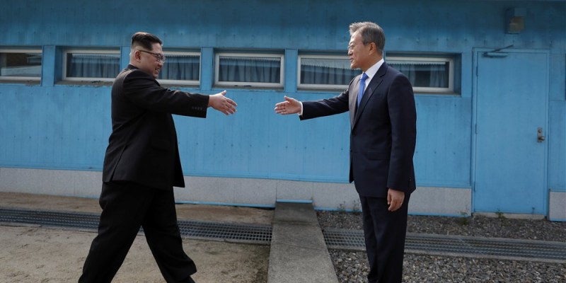 180427-world-korea-step-handshake-0304_672b933921b164addf810cc0c8857eb1.focal-1000x500